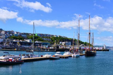 04 Haziran 2021, Brixham kasabasındaki renkli binalar ve balıkçı tekneleri Devon 'ın güney kıyılarında, yaz tatili beldesi..