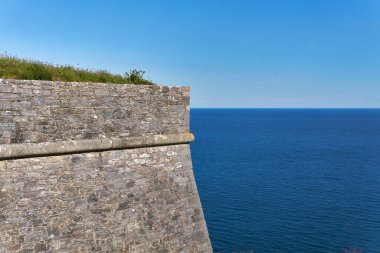 04 Haziran 2021. Brixham, İngiltere. İngiliz Riviera Devon, İngiltere 'deki Berry Head' deki uçurumdan görüntü. Mavi okyanus. Sahil boyunca yürü. tarihi yerler.
