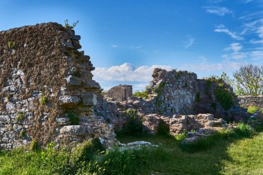 04 Haziran 2021. Brixham, İngiltere. İngiliz Riviera Devon, İngiltere 'deki Berry Head' deki uçurumdan görüntü. Mavi okyanus. Sahil boyunca yürü. tarihi yerler.