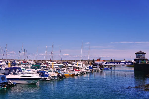 Junho 2021 Edifícios Coloridos Barcos Pesca Cidade Brixham Costa Sul — Fotografia de Stock