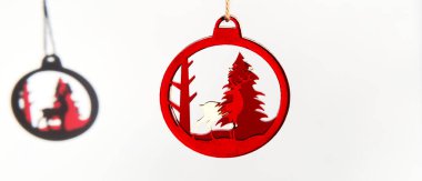 Beyaz arka planda Noel ağacı süslemesi için tahta ren geyiği.