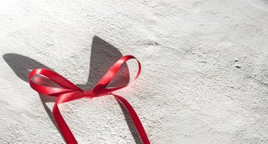 Kırmızı pruva beyaz arka planda, gölgeli