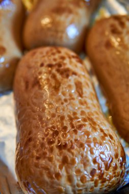 Isınmak için tereyağlı balkabağı ya da kabak kızartması. Fırın tepsisindeki en üst manzara. Dış deri görünümünü kabart.