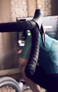 İnsanoğlu sanal gerçekliği çevrimiçi döngüye sokuyor. Evde bisiklete binme eğitimi. Kışın kapalı alanda bisiklet sürmek.