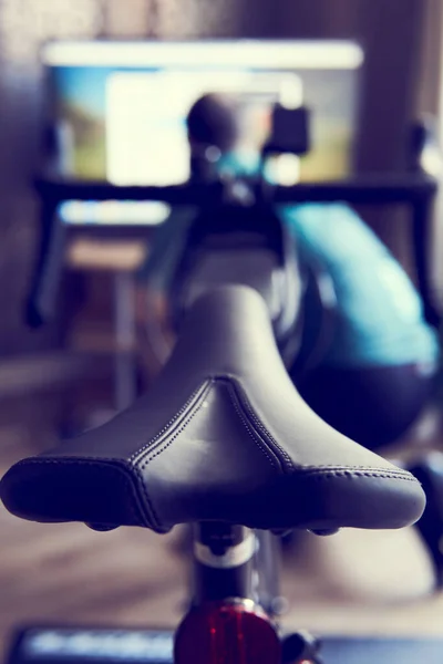 人类正在建立虚拟现实的在线自行车 在家里训练自行车 冬季室内自行车 — 图库照片