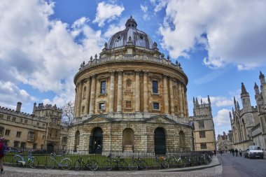 OXFORD, İngiltere - 13 Nisan 2021: Radcliffe Kamera, Bodleian Kütüphanesi, Oxford Üniversitesi, Oxford, Oxfordshire, İngiltere, Birleşik Krallık
