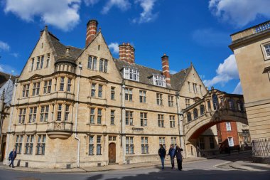 Hertford Köprüsü, ya da İç Çekiş Köprüsü, Oxford Üniversitesi, İngiltere 'deki Hertford Koleji' nin iki binası arasında bir gökyolu. New College Lane 'de yer alan köprü şehrin simgelerinden biridir.