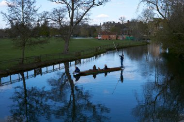 OXFORD, İngiltere - 13 Nisan 2021. Oxford, İngiltere 'de tekmeleme