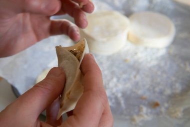 Elle hamur köftesi yapmak. Erkeklerin ellerinin yakın çekimi, vegan gyoza.