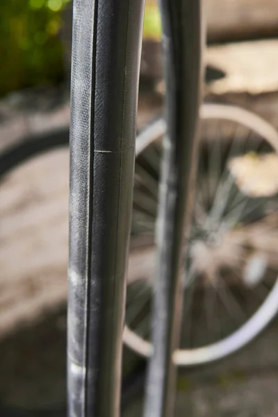 Bisiklet Tamircisi Arka Bahçede Bisiklet Lastiğinin Lastiği — Stok fotoğraf