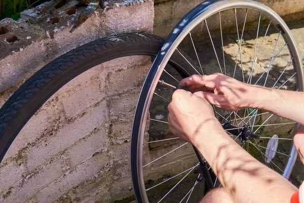 Bisiklet Tamircisi Bir Bisiklet Lastiğinin Patlak Lastiğini Tamir Etmek Arka — Stok fotoğraf
