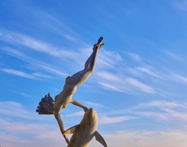 Londra İngiltere. 26 Aralık 2020: Londra 'da Tower Bridge yakınlarında yunus çeşmeli heykel kızı. 1973 yılında İngiliz heykeltıraş David Wynne tarafından yapılmıştır.