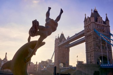 Londra İngiltere. 26 Aralık 2020: Londra 'da Tower Bridge yakınlarında yunus çeşmeli heykel kızı. 1973 yılında İngiliz heykeltıraş David Wynne tarafından yapılmıştır.