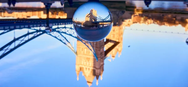 Tower Bridge Através Uma Bola Cristal Dia Ensolarado Com Céu — Fotografia de Stock