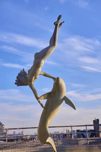Лондон Декабря 2020 Года Скульптурная Девушка Фонтаном Дельфина Возле Моста Лицензионные Стоковые Изображения