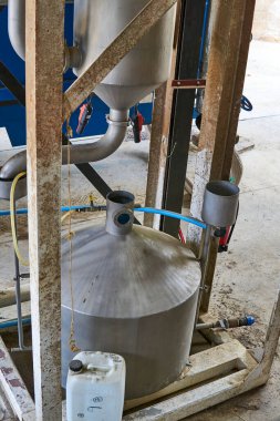 Lavanta tarlasında lavanta yağı çıkarma makinesi