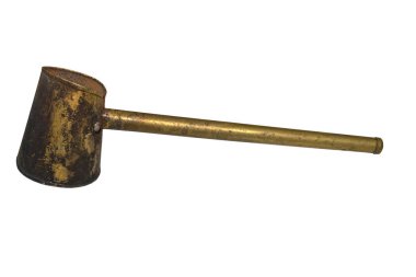 Yaşlı pirinç kahve tenceresi beyaza izole edilmiş.