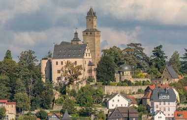 Almanya 'nın Taunus şehrinin ve Kronberg kalesinin manzarası