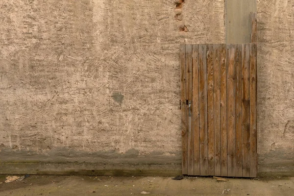 Old Wooden Door Front Dirty Facade — Stock Photo, Image