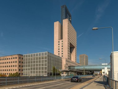 FRANKFURT AM MAIN, GERMANY-EKİM 10, 2021: Torhaus Gökdelen, Sergi Arazi Yönetimi, Frankfurt, Almanya