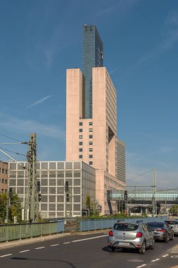 FRANKFURT AM MAIN, GERMANY-EKİM 10, 2021: Torhaus Gökdelen, Sergi Arazi Yönetimi, Frankfurt, Almanya