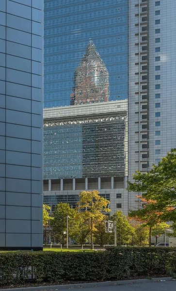 Tfrankfurt Main Deutschland Oktober 2021 Der Messeturm Spiegelt Sich Der — Stockfoto