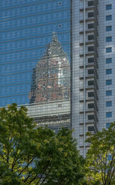 Tfrankfurt Main Germany October 2021 Messeturm Відображається Скляному Фасаді Будинку — стокове фото