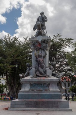 PUNTA ARENAS, ŞİLİ-ŞİMDİ 10, 2019: Plaza de Armas, Punta Arenas, Şili 'deki Ferdinand Magellan heykeli