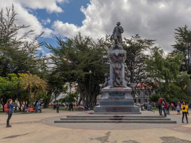 PUNTA ARENAS, ŞİLİ-ŞİMDİ 10, 2019: Plaza de Armas, Punta Arenas, Şili 'deki Ferdinand Magellan heykeli