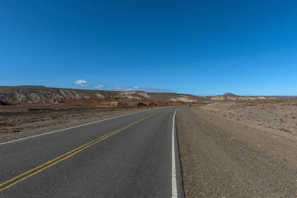 沿着40号公路开车穿过阿根廷巴塔哥尼亚空旷的风景 — 图库照片