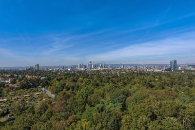 FRANKFURT AM MAIN, Almanya 23 Eylül 2021: Goetheturm bakış açısından Frankfurt siluetinin görüntüsü, Hesse, Almanya 