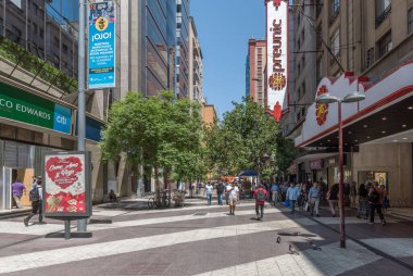 SANTIAGO, ŞİLİ-FEBRUARY 27, 2020: Santiago, Şili yaya caddesinde bilinmeyen insanlar