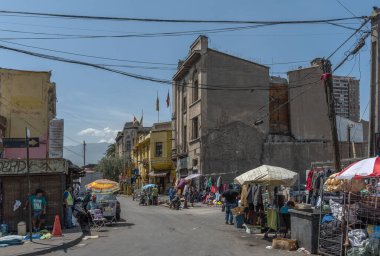 SANTIAGO, ŞİLİ-ŞİMDİ 28, 2020: Şili 'nin Vega Merkez Bölgesi' ndeki sokak pazarı