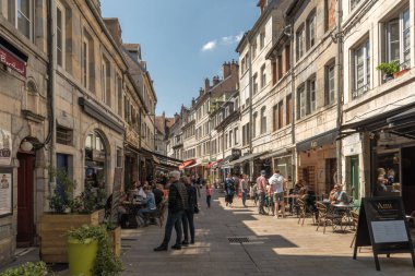 BESANCON, FRANCE-MAY 07, 2022: Fransa 'nın tarihi eski Besancon, Franche-Comte kasabasında bilinmeyen insanlar