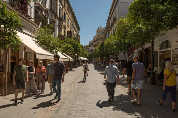 Seville Spain 2022 Personas Identificadas Caminando Por Una Calle Del — Foto de Stock