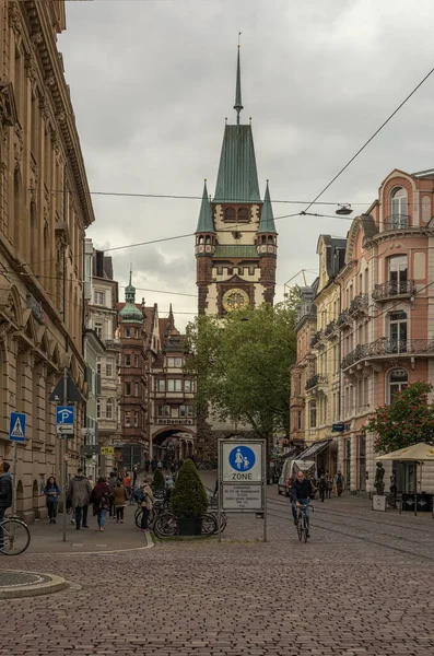 Freiburg Alemanha Maio 2022 Pessoas Não Identificadas Frente Portão Medieval — Fotografia de Stock