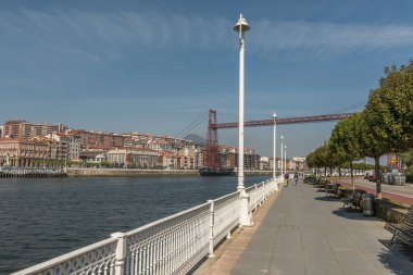 GETXO, SPAIN-MAY, 10, 2022: Portugalete ve Getxo, İspanya arasındaki Vizcaya ışınlayıcı köprüsünün görüntüsü