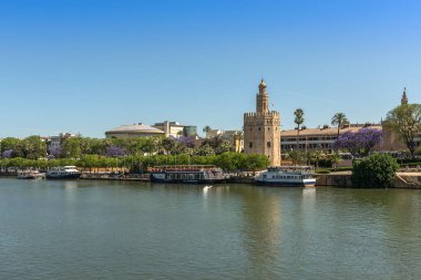 SEVILLE, İspanya-MAY, 17, 2022: Guadalquivir Nehri ve Torre del Oro, İspanya