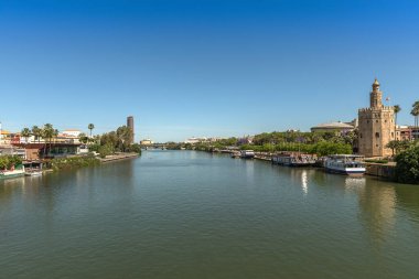 SEVILLE, İspanya-MAY, 17, 2022: Guadalquivir Nehri ve Torre del Oro, İspanya