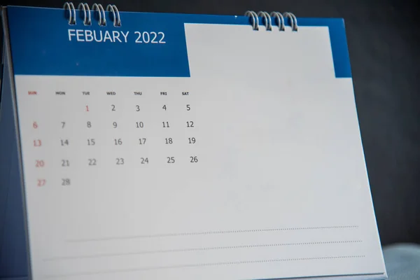 暗色调的2022年白色日历 — 图库照片