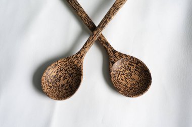 Kaşık ahşap beyaz arka plan üzerine kapatın.