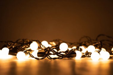 Bulanık, sıcak ışık arkaplanı.