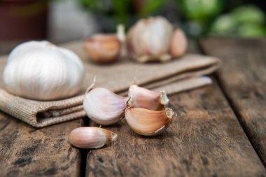 Masada beyaz sarımsak.