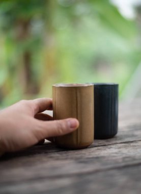 Tahta masada bir fincan kahve..