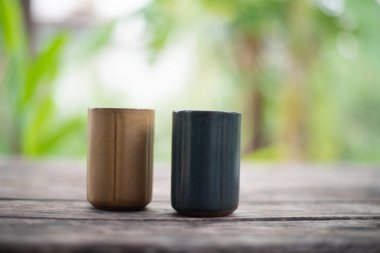 Tahta masada bir fincan kahve..