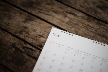 Ahşap doku planlama kavramında bulanık beyaz takvim.