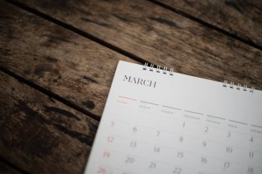 Ahşap doku planlama kavramında bulanık beyaz takvim.