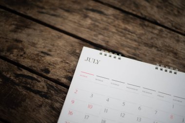 Ahşap doku planlama kavramında bulanık beyaz takvim.