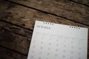 Ahşap doku planlama kavramında bulanık beyaz takvim.