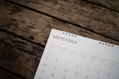 Ahşap doku planlama kavramında bulanık beyaz takvim.